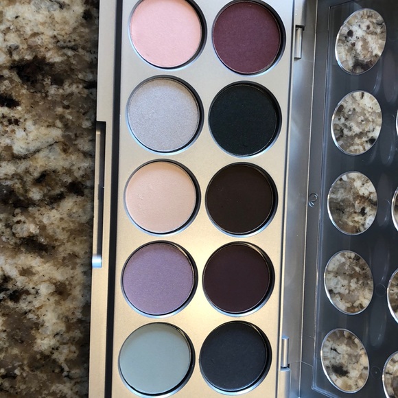 Kirkland Signature by Borghese eyeshadows - Picture 2 of 6